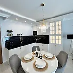 Apartment Nadmorskie Tarasy Sorrento Z Garazem,basen, Sauna,jacuzzi