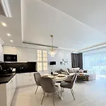 Apartment Nadmorskie Tarasy Sorrento Z Garazem,basen, Sauna,jacuzzi *